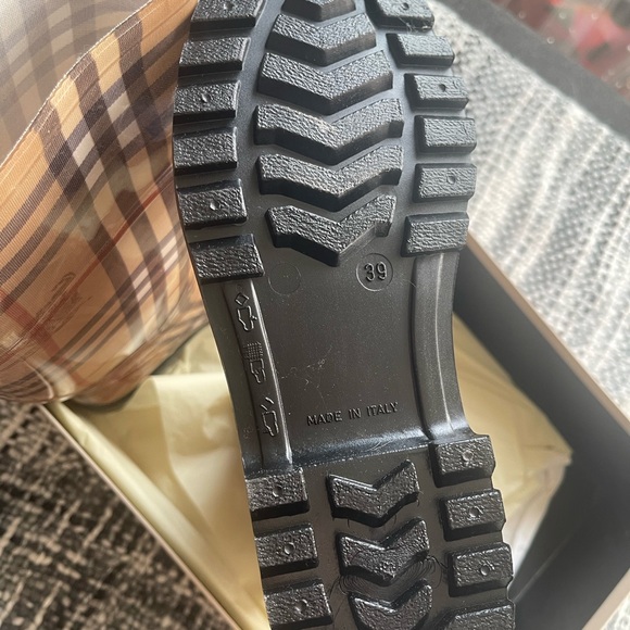 Burberry rain shoes. - Picture 3 of 5
